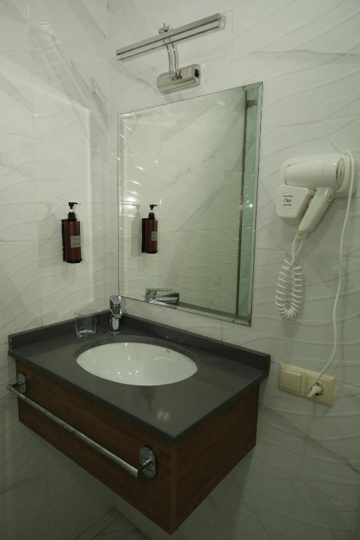 کارگزار هتل آکوآ باتومی
